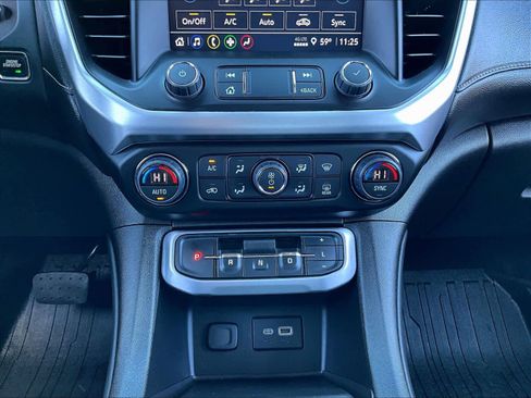 Used 2022 GMC Acadia SLE image 27