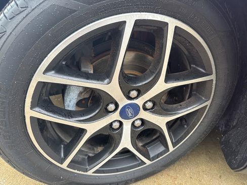 Used 2018 Ford Focus SE w/ SE Appearance Package FWD image 32