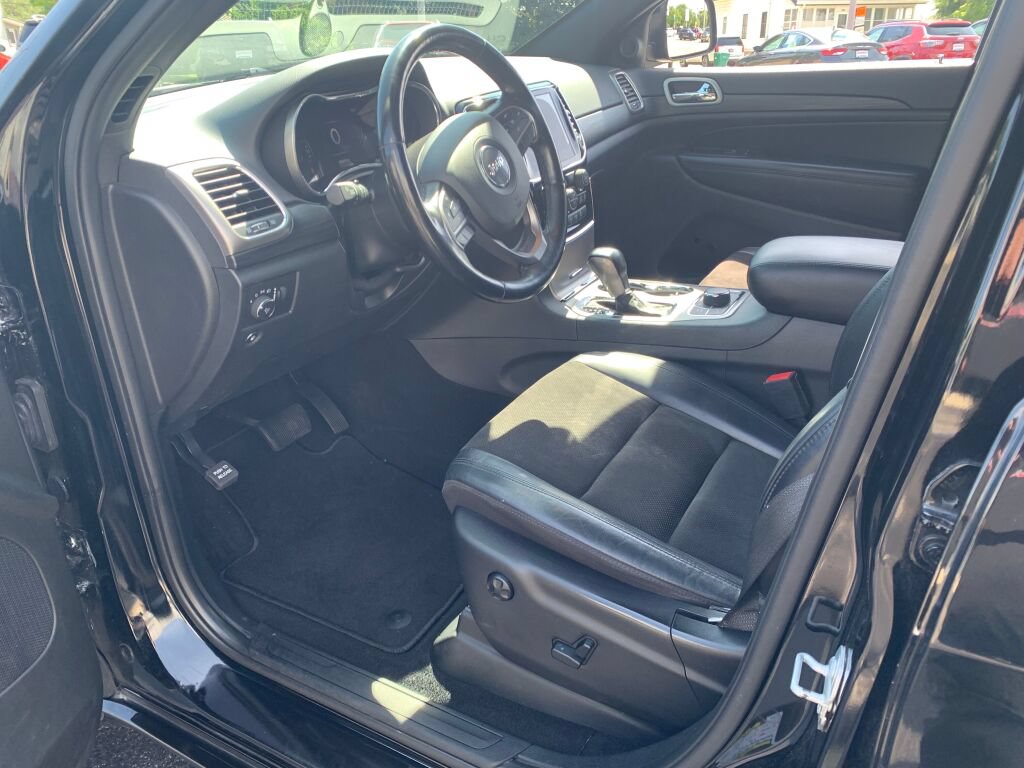 Used 2020 Jeep Grand Cherokee Altitude AWD/4WD image 12