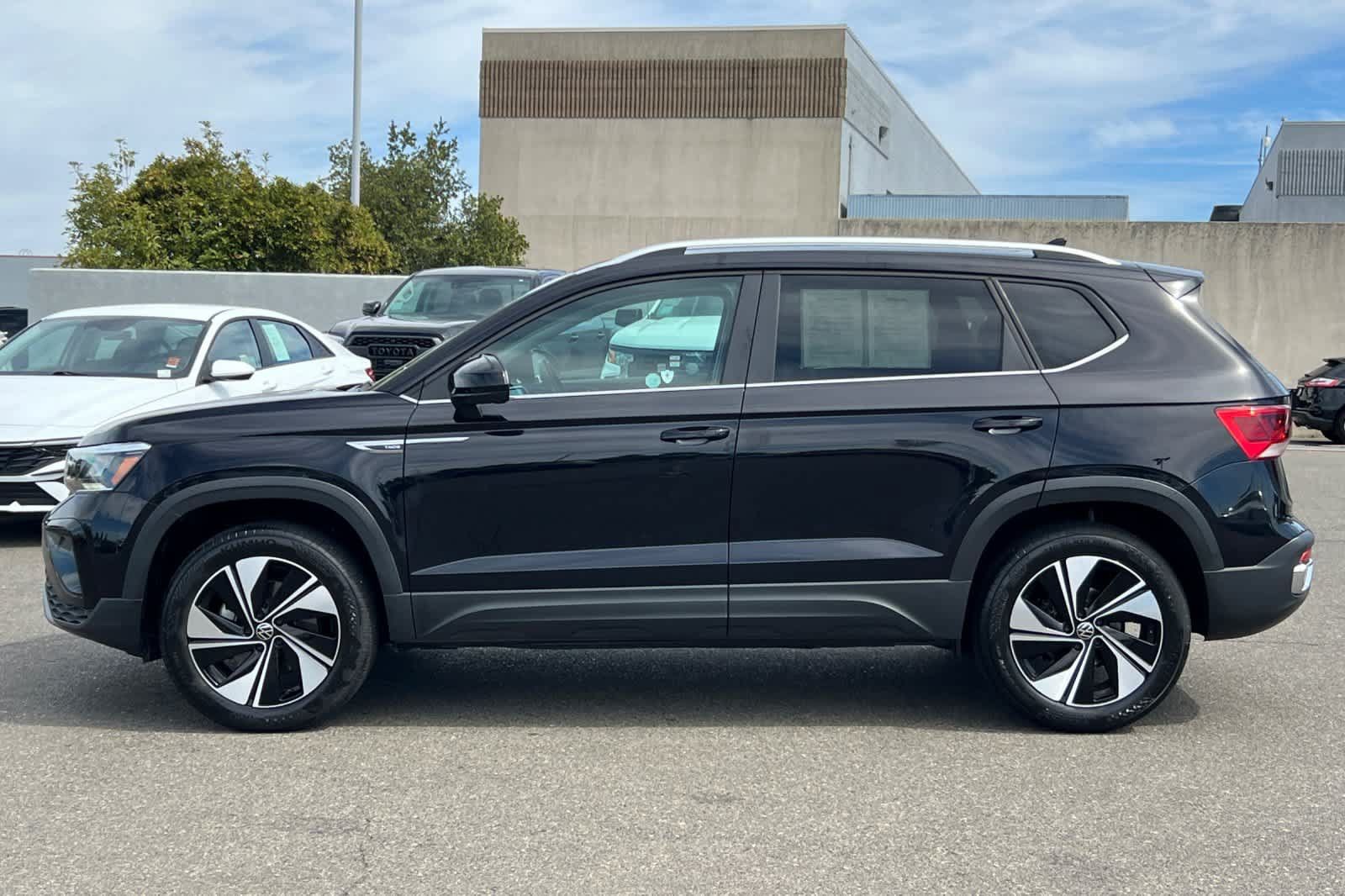 Used 2024 Volkswagen Taos SE w/ Panoramic Sunroof Package AWD/4WD image 9