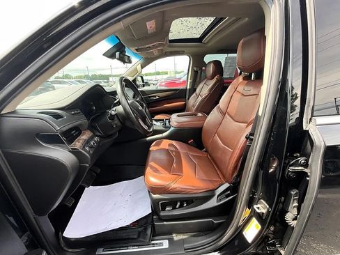 Used 2017 Cadillac Escalade Luxury AWD/4WD image 16