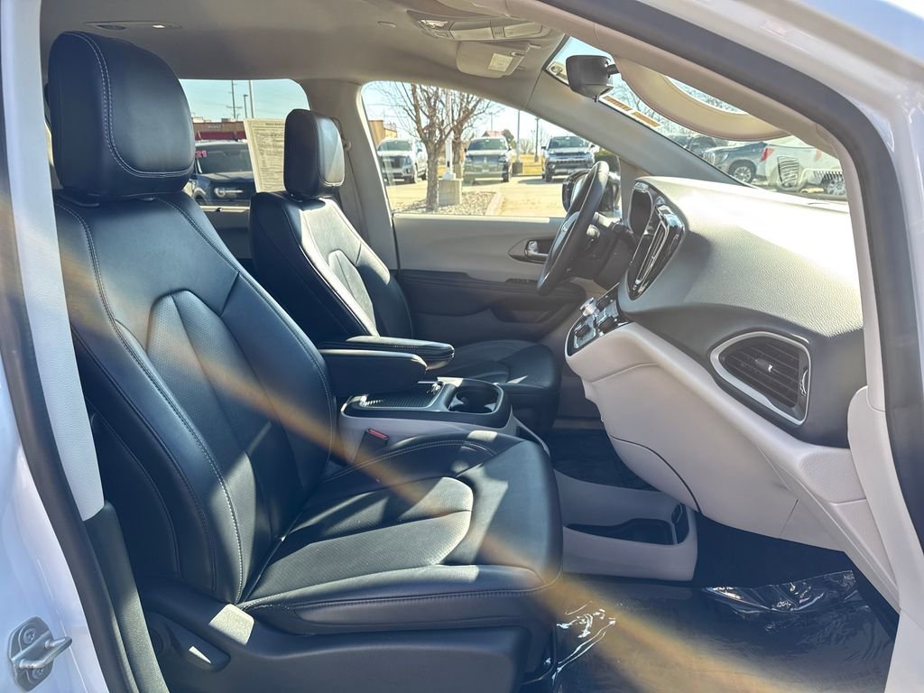 Used 2024 Chrysler Pacifica Touring-L FWD image 33