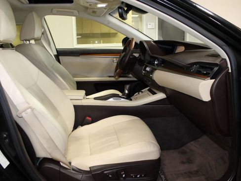 Used 2016 Lexus ES 300h w/ Luxury Package w/Wood Trim FWD image 29