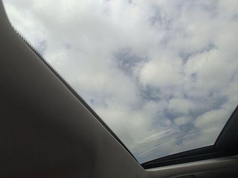 Used 2023 Nissan Rogue SL w/ SL Premium Package image 9