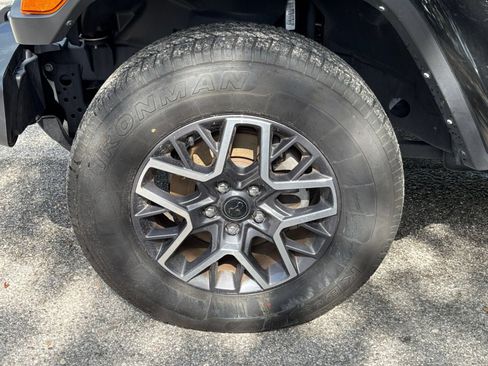 Used 2025 Jeep Wrangler Unlimited Sahara AWD/4WD image 29