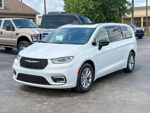 Used 2026 Chrysler Pacifica Limited FWD image 4