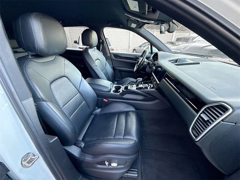 Used 2020 Porsche Cayenne image 33