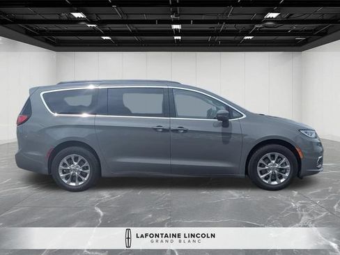 Used 2022 Chrysler Pacifica Touring-L AWD/4WD image 6