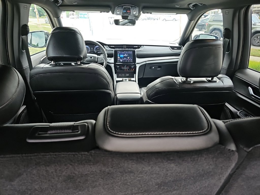 Certified 2025 Jeep Grand Cherokee Altitude AWD/4WD image 22