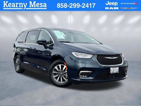 Certified 2023 Chrysler Pacifica Touring-L FWD image 1