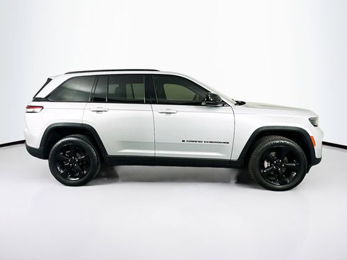 Used 2023 Jeep Grand Cherokee Altitude image 10