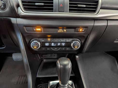 Used 2018 MAZDA MAZDA3 Touring FWD image 27
