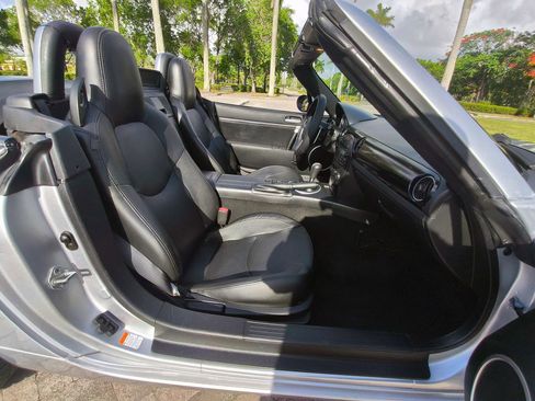 Used 2006 MAZDA MX-5 Miata Grand Touring RWD image 16