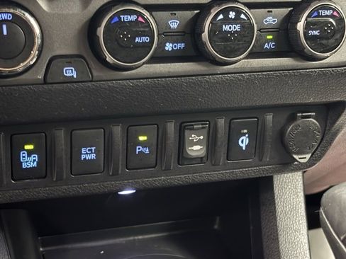 Used 2017 Toyota Tacoma TRD Off-Road w/ Premium & Technology Package image 27