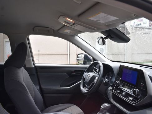 Used 2025 Toyota Highlander LE FWD image 20