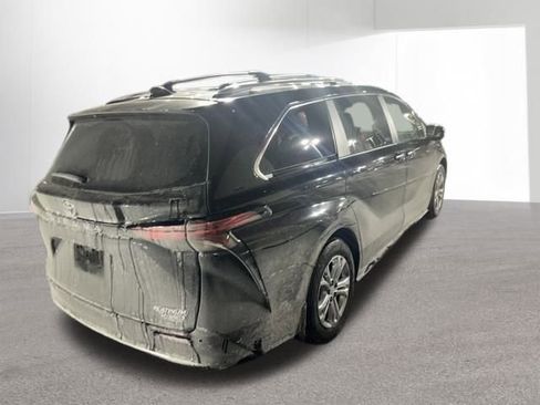 Certified 2024 Toyota Sienna Platinum image 3