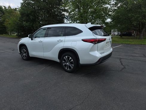 Used 2022 Toyota Highlander XLE AWD/4WD image 6