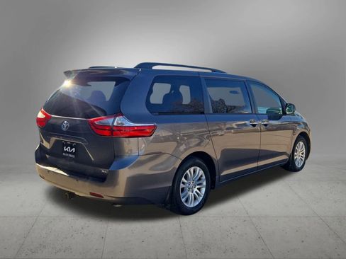 Used 2017 Toyota Sienna XLE image 6