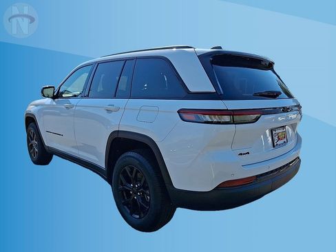 Used 2024 Jeep Grand Cherokee Altitude AWD/4WD image 11
