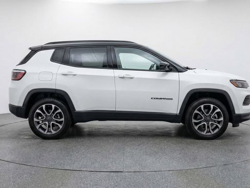 Used 2025 Jeep Compass Trailhawk AWD/4WD image 8