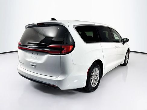 Used 2025 Chrysler Pacifica Select FWD image 5