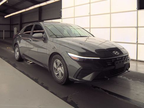 Used 2025 Hyundai Elantra SE FWD image 2