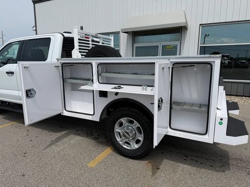 Used 2025 Ford F350 XLT AWD/4WD image 3