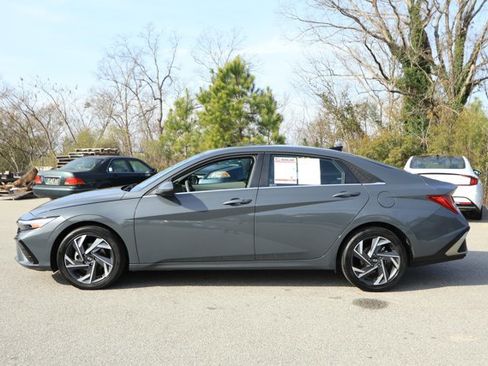 Used 2025 Hyundai Elantra SEL image 9