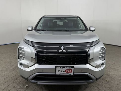 Used 2025 Mitsubishi Outlander AWD image 2