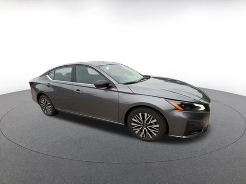 Used 2026 Nissan Altima 2.5 SV FWD image 2