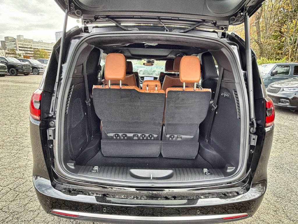 Used 2026 Chrysler Pacifica Pinnacle FWD image 27