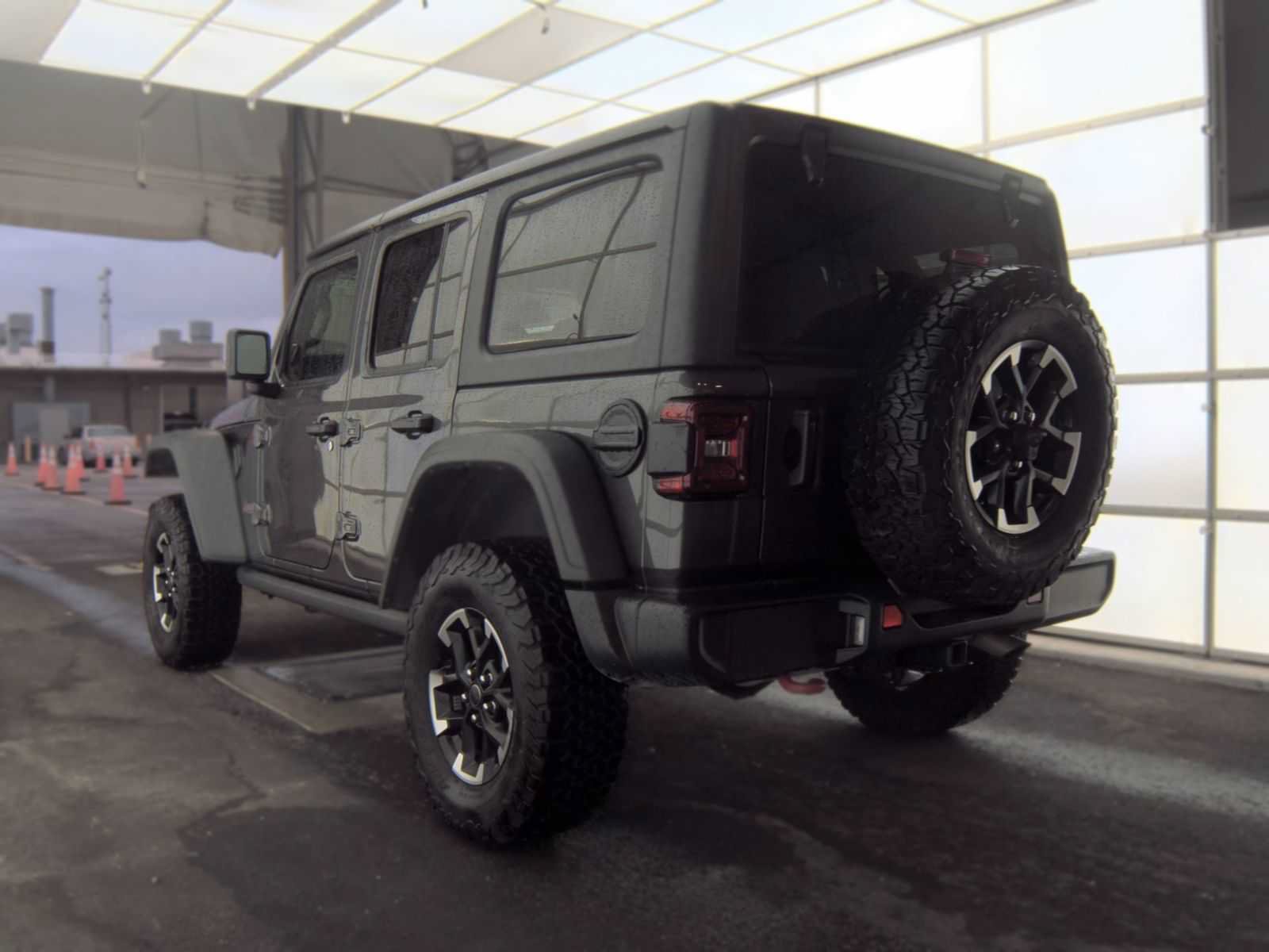 Used 2025 Jeep Wrangler Unlimited Rubicon w/ Convenience Group AWD/4WD image 5