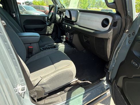 Used 2025 Jeep Wrangler Willys AWD/4WD image 19