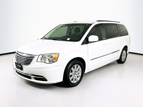 Used 2015 Chrysler Town & Country Touring FWD image 3