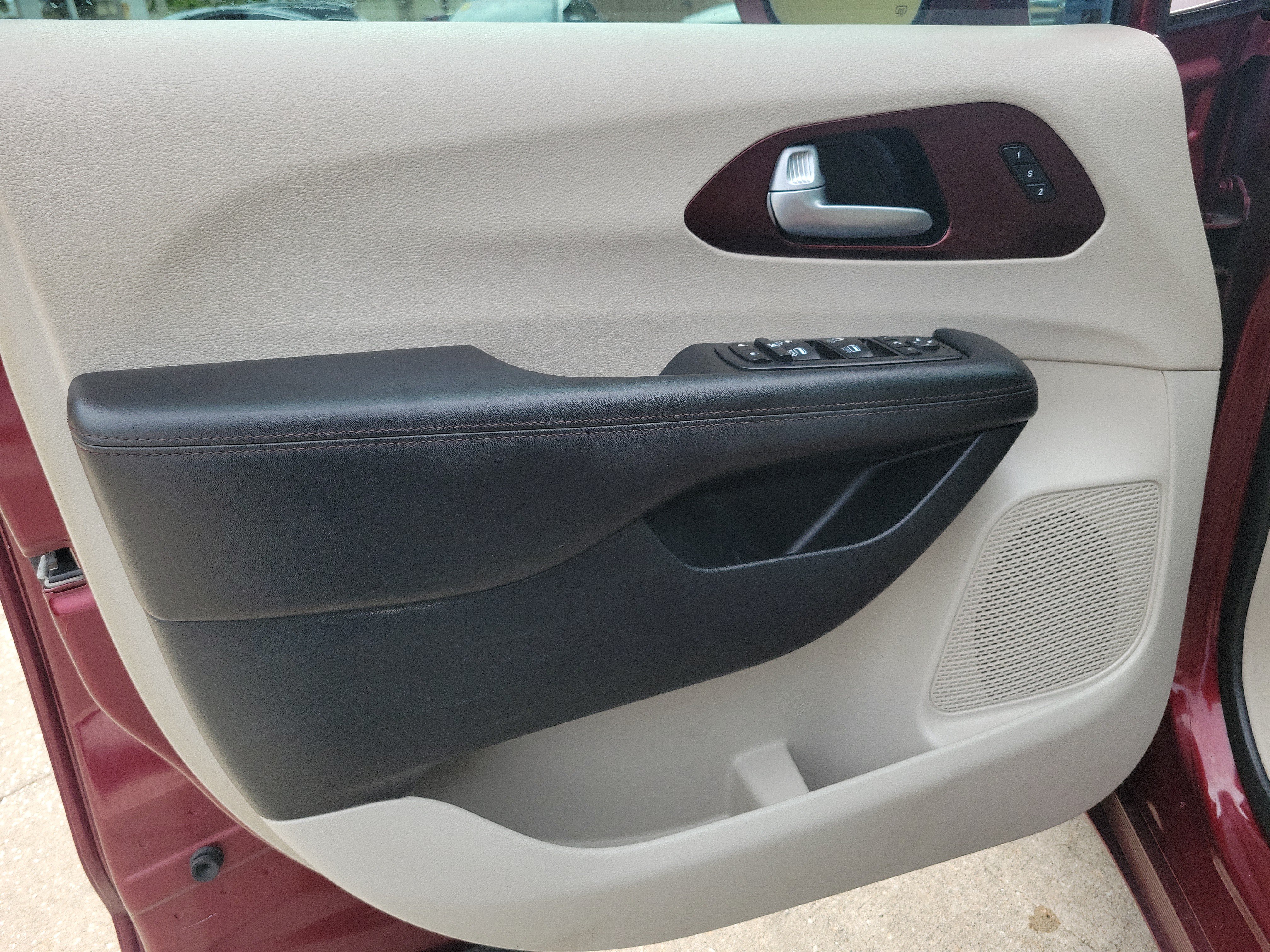 Used 2017 Chrysler Pacifica Limited w/ UConnect Theater Package FWD image 20