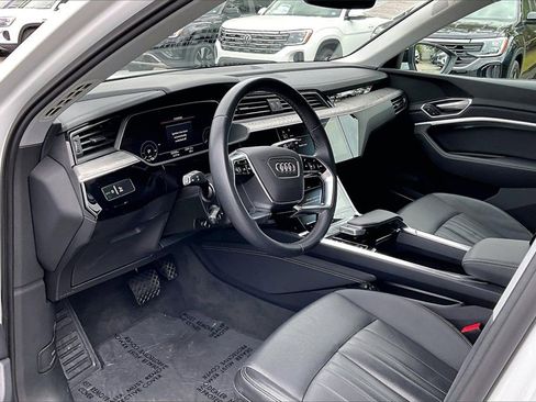 Used 2022 Audi e-tron Premium Plus w/ Premium Plus Package image 14