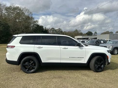 Used 2023 Jeep Grand Cherokee L Laredo image 6