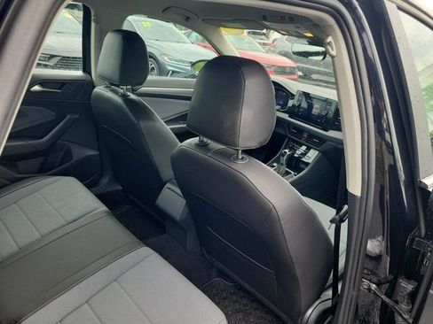 Used 2025 Volkswagen Jetta SE FWD image 9