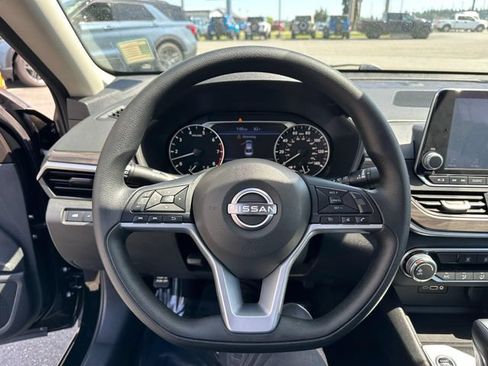Used 2025 Nissan Altima 2.5 SV FWD image 12