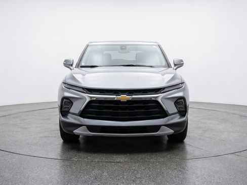 Used 2025 Chevrolet Blazer LT FWD image 2