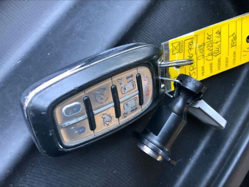 Used 2018 Chrysler Pacifica Touring Plus w/ Tire & Wheel Group FWD image 15