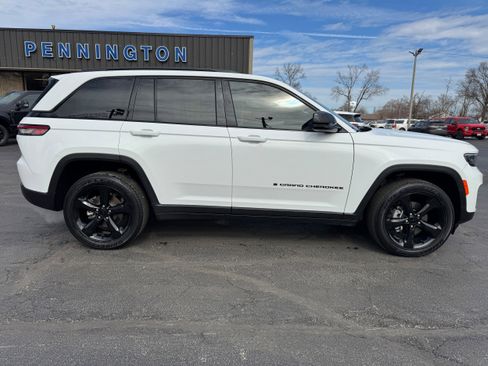 Used 2024 Jeep Grand Cherokee Altitude image 8