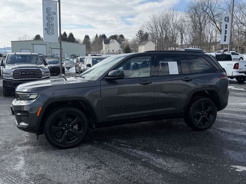 Used 2023 Jeep Grand Cherokee Altitude image 8
