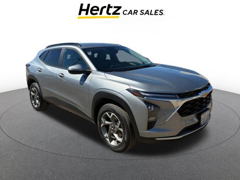 Used 2025 Chevrolet Trax LT image 1