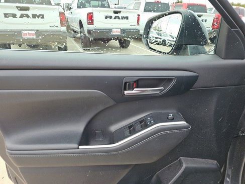 Used 2021 Toyota Highlander XLE image 19