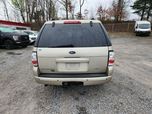 Used 2004 Ford Explorer XLT image 4