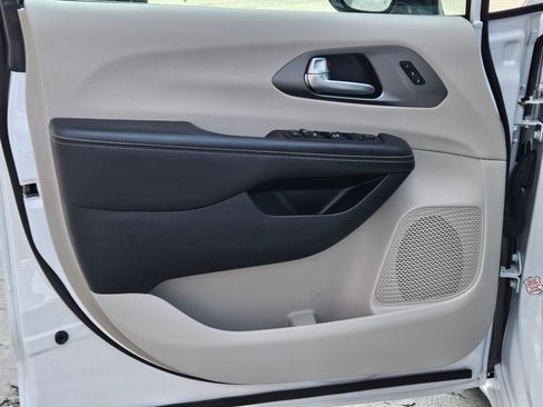 Used 2024 Chrysler Pacifica Touring-L image 17