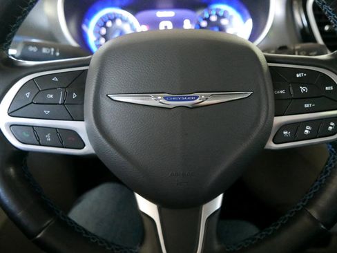 Used 2021 Chrysler Pacifica Touring-L image 12