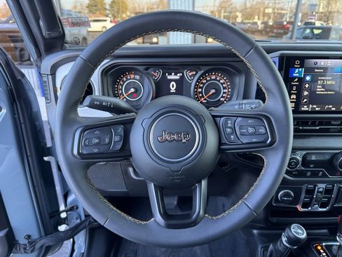 Used 2024 Jeep Gladiator Sport image 8