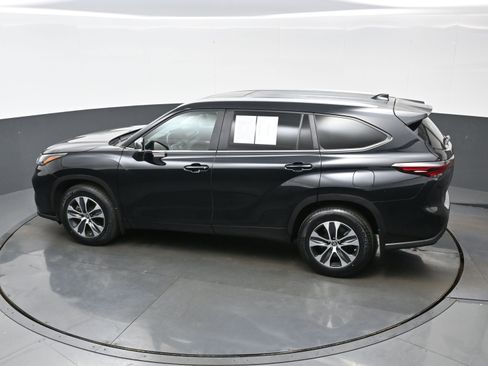 Used 2024 Toyota Highlander XLE AWD/4WD image 38